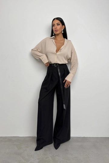 Bir model, Black Fashion toptan giyim markasının  Oversize Keten Gömlek - Bej
 toptan Gömlek ürününü sergiliyor.