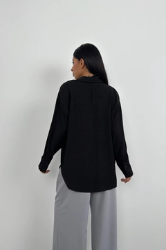 A wholesale clothing model wears bla11381-oversize-linen-shirt-black, Turkish wholesale Shirt of Black Fashion