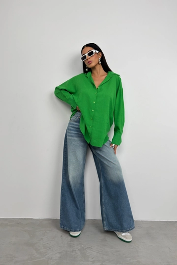 Ένα μοντέλο χονδρικής πώλησης ρούχων φοράει  Oversize Λινό Πουκάμισο - Πράσινο
, τούρκικο  χονδρικής πώλησης από Black Fashion