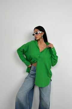 A wholesale clothing model wears bla11382-oversize-linen-shirt-green, Turkish wholesale Shirt of Black Fashion