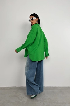 A wholesale clothing model wears bla11382-oversize-linen-shirt-green, Turkish wholesale Shirt of Black Fashion