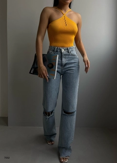 Bir model, Black Fashion toptan giyim markasının 38767 - Crop Top - Orange toptan Crop Top ürününü sergiliyor.