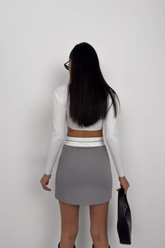 Bir model, Black Fashion toptan giyim markasının 45114 - Mini Skirt - Gray toptan Etek ürününü sergiliyor.