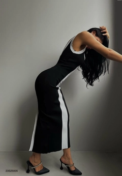 Bir model, Black Fashion toptan giyim markasının BLA10096 - Dress - Black And White toptan Elbise ürününü sergiliyor.
