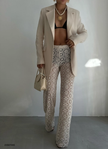 Ένα μοντέλο χονδρικής πώλησης ρούχων φοράει  Λευκό Σακάκι One Button - Μπεζ
, τούρκικο Μπουφάν χονδρικής πώλησης από Black Fashion