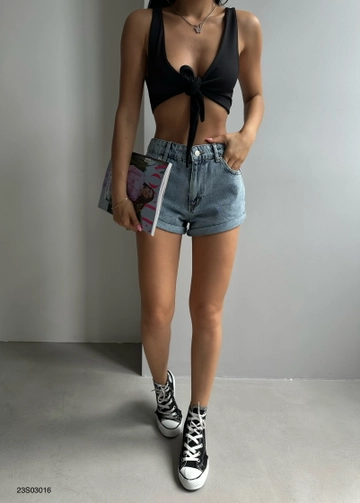 Bir model, Black Fashion toptan giyim markasının  Duble Paça Denim Şort - Mavi
 toptan Kot Şort ürününü sergiliyor.