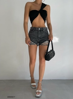 A wholesale clothing model wears BLA10587 - Fringed Denim Shorts - Black, Turkish wholesale Denim Shorts of Black Fashion