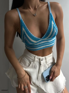 Bir model, Black Fashion toptan giyim markasının BLA10612 - Patterned Knit Crop - Blue toptan Crop Top ürününü sergiliyor.
