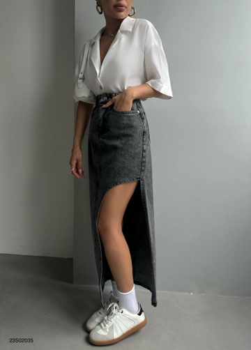 A wholesale clothing model wears  Asymmetrical Slit Denim Skirt - Black
, Turkish wholesale Skirt of Black Fashion