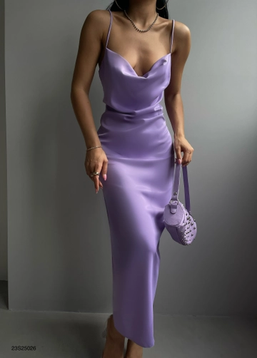 Ένα μοντέλο χονδρικής πώλησης ρούχων φοράει  Σατέν Φόρεμα Slim Strap - Λιλά
, τούρκικο Φόρεμα χονδρικής πώλησης από Black Fashion