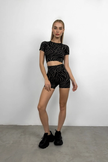 Bir model, Black Fashion toptan giyim markasının  Yarım Kol Crop Bluz Bisikletçi Tayt Takım - Siyah
 toptan Eşofman Takımı ürününü sergiliyor.