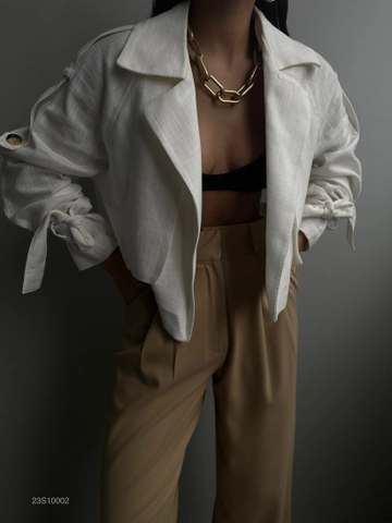 A wholesale clothing model wears  Crop Trench Coat - White
, Turkish wholesale Trenchcoat of Black Fashion