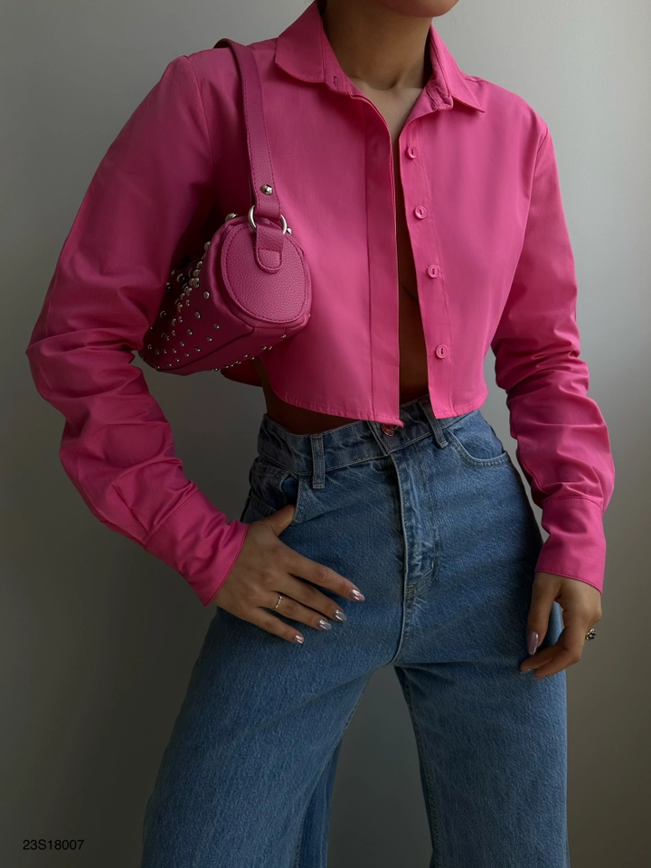 Bir model, Black Fashion toptan giyim markasının BLA10270 - Cuff Detail Crop Shirt - Fuchsia toptan Gömlek ürününü sergiliyor.