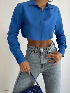 Bir model, Black Fashion toptan giyim markasının BLA10268 - Cuff Detail Crop Shirt - Saks toptan Crop Top ürününü sergiliyor.