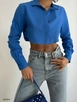 Bir model,  toptan giyim markasının bla10268-cuff-detail-crop-shirt-saks toptan  ürününü sergiliyor.