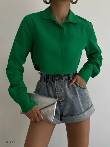 Bir model, Black Fashion toptan giyim markasının  Manşet Detay Crop Gömlek - Yeşil
 toptan Crop Top ürününü sergiliyor.