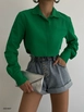 Bir model,  toptan giyim markasının bla10269-cuff-detail-crop-shirt-green toptan  ürününü sergiliyor.