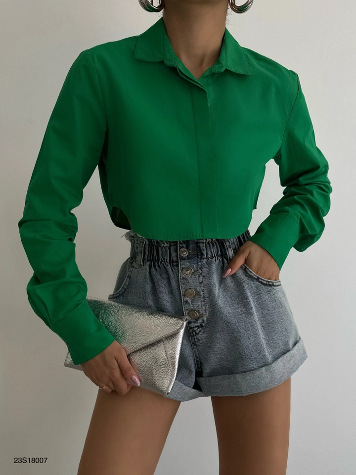Een kledingmodel uit de groothandel draagt BLA10269 - Cuff Detail Crop Shirt - Green, Turkse groothandel Crop-top van Black Fashion
