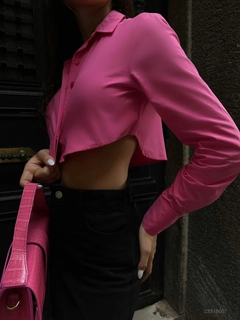 Una modella di abbigliamento all'ingrosso indossa BLA10270 - Cuff Detail Crop Shirt - Fuchsia, vendita all'ingrosso turca di Camicia di Black Fashion