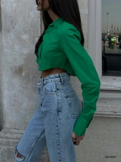 Um modelo de roupas no atacado usa BLA10269 - Cuff Detail Crop Shirt - Green, atacado turco Corte superior de Black Fashion