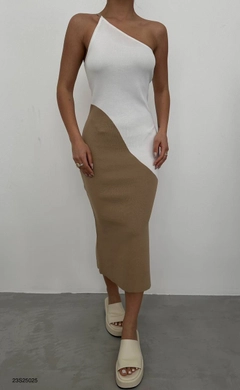 Ένα μοντέλο χονδρικής πώλησης ρούχων φοράει BLA10304 - Two Color Knitwear Dress - White And Beige, τούρκικο Φόρεμα χονδρικής πώλησης από Black Fashion