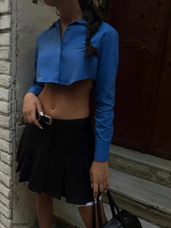 Un mannequin de vêtements en gros porte BLA10268 - Cuff Detail Crop Shirt - Saks, Crop Top en gros de Black Fashion en provenance de Turquie