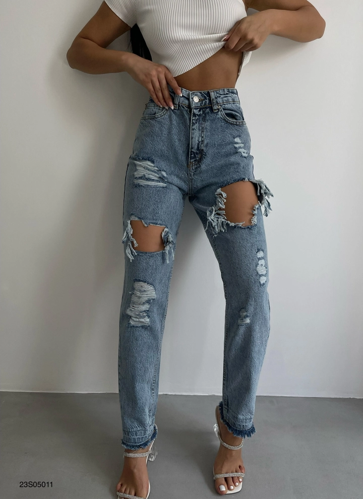 Bir model, Black Fashion toptan giyim markasının BLA10458 - Laser Cut Mom Jean - Light Blue toptan Kot Pantolon ürününü sergiliyor.