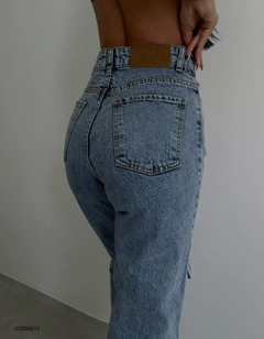 Een kledingmodel uit de groothandel draagt BLA10458 - Laser Cut Mom Jean - Light Blue, Turkse groothandel Jeans van Black Fashion