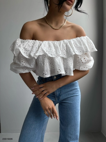 A wholesale clothing model wears  Strapless Embroidery Blouse - White
, Turkish wholesale Crop Top of Black Fashion