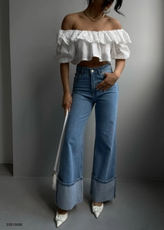 Bir model, Black Fashion toptan giyim markasının BLA10491 - Strapless Embroidery Blouse - White toptan Crop Top ürününü sergiliyor.
