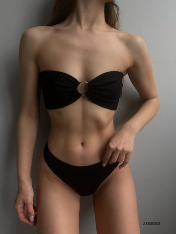 Bir model, Black Fashion toptan giyim markasının  Dokulu Bikini Takım - Siyah
 toptan Mayo ürününü sergiliyor.