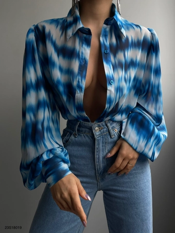 Ένα μοντέλο χονδρικής πώλησης ρούχων φοράει  Πουκάμισο Σιφόν Με Σχέδιο - Μπλε
, τούρκικο Πουκάμισο χονδρικής πώλησης από Black Fashion