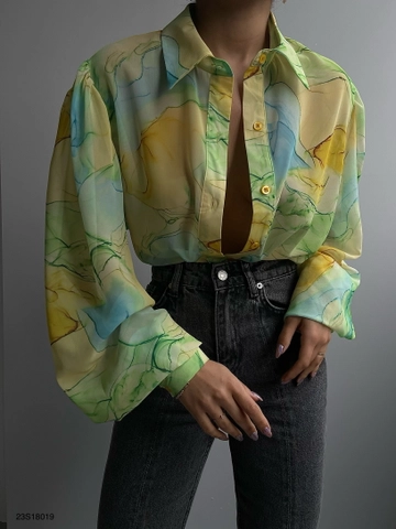 A wholesale clothing model wears  Patterned Chiffon Shirt - Green
, Turkish wholesale Shirt of Black Fashion