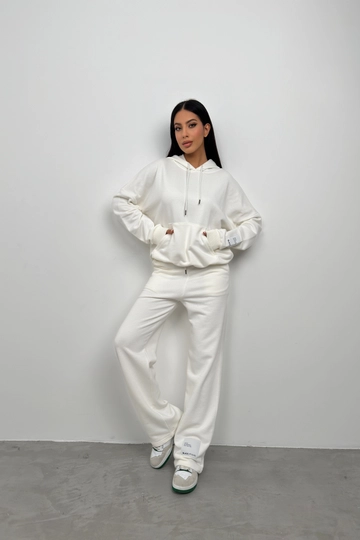 A wholesale clothing model wears  Oversize Sweatshirt Tracksuit Set - Ecru
, Turkish wholesale Tracksuit of Black Fashion