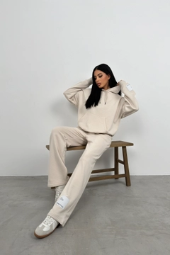 A wholesale clothing model wears bla11186-oversize-sweatshirt-tracksuit-set-beige, Turkish wholesale Tracksuit of Black Fashion