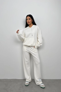 A wholesale clothing model wears bla11187-oversize-sweatshirt-tracksuit-set-ecru, Turkish wholesale Tracksuit of Black Fashion
