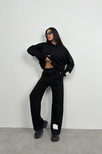A wholesale clothing model wears  Oversize Sweatshirt Tracksuit Set - Black
, Turkish wholesale Tracksuit of Black Fashion