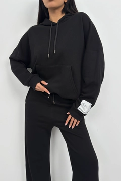A wholesale clothing model wears bla11189-oversize-sweatshirt-tracksuit-set-black, Turkish wholesale Tracksuit of Black Fashion