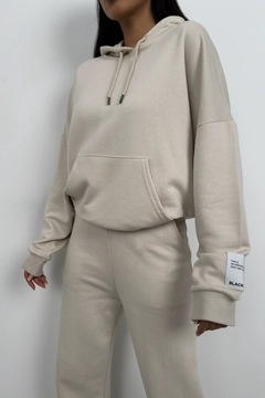 A wholesale clothing model wears bla11186-oversize-sweatshirt-tracksuit-set-beige, Turkish wholesale Tracksuit of Black Fashion