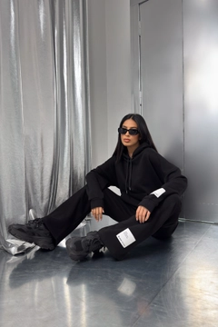 A wholesale clothing model wears bla11189-oversize-sweatshirt-tracksuit-set-black, Turkish wholesale Tracksuit of Black Fashion