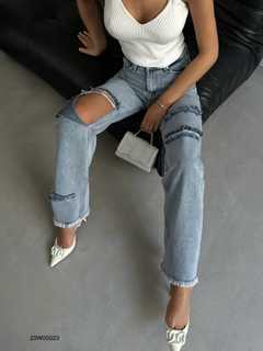 Een kledingmodel uit de groothandel draagt bla10979-laser-cut-wide-leg-jean-blue, Turkse groothandel Jeans van Black Fashion