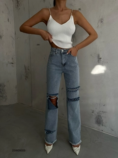 Bir model, Black Fashion toptan giyim markasının bla10979-laser-cut-wide-leg-jean-blue toptan Kot Pantolon ürününü sergiliyor.
