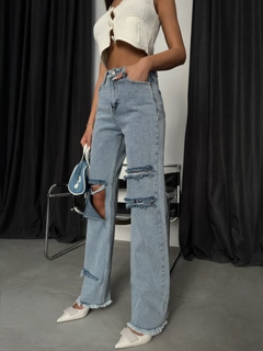 Bir model, Black Fashion toptan giyim markasının bla10979-laser-cut-wide-leg-jean-blue toptan Kot Pantolon ürününü sergiliyor.