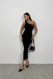Ein Bekleidungsmodell aus dem Großhandel trägt bla11355-slit-detail-one-shoulder-dress-black, türkischer Großhandel  von 
