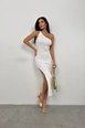 Una modella di abbigliamento all'ingrosso indossa bla11354-slit-detail-one-shoulder-dress-white, vendita all'ingrosso turca di  di 