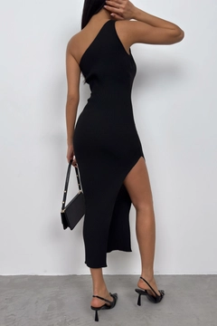 Een kledingmodel uit de groothandel draagt bla11355-slit-detail-one-shoulder-dress-black, Turkse groothandel Jurk van Black Fashion