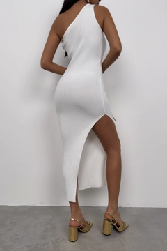 A wholesale clothing model wears bla11354-slit-detail-one-shoulder-dress-white, Turkish wholesale Dress of Black Fashion