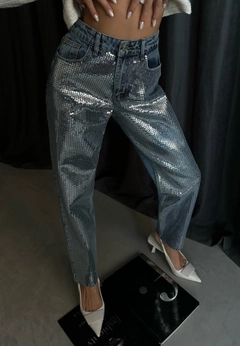 Een kledingmodel uit de groothandel draagt bla11287-metallic-detail-jean-blue, Turkse groothandel Jeans van Black Fashion