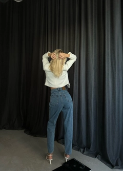 Bir model, Black Fashion toptan giyim markasının bla11287-metallic-detail-jean-blue toptan Kot Pantolon ürününü sergiliyor.