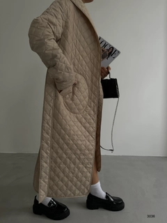 Ein Bekleidungsmodell aus dem Großhandel trägt 38198 - Trenchcoat - Beige, türkischer Großhandel Trenchcoat von Black Fashion